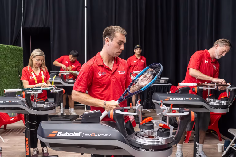 Hur hårt ska man stränga sitt tennisracket? Guide till rätt strängtryck