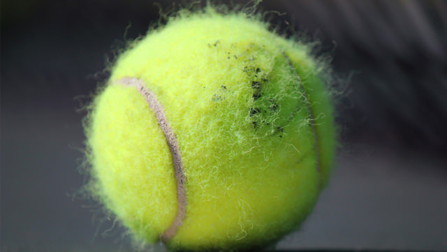 Hur länge håller tennisbollar – närbild på filt och söm